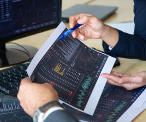 trader profesional membaca grafik