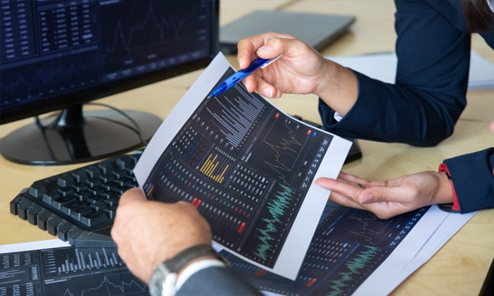 trader profesional membaca grafik